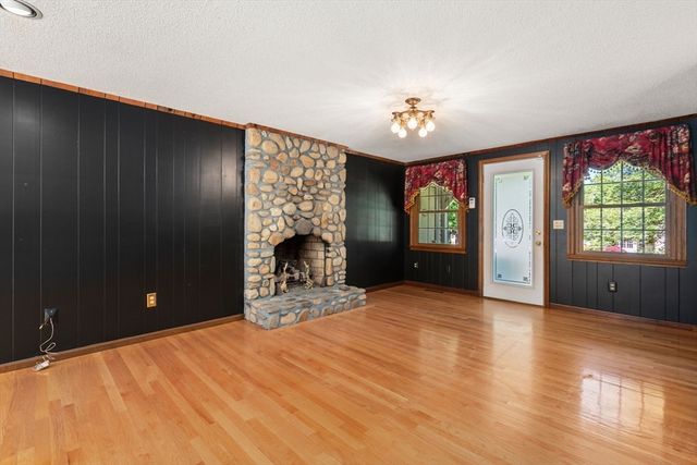 2035 Parker St, Springfield, MA 01128