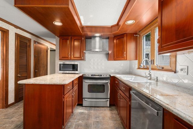 2035 Parker St, Springfield, MA 01128