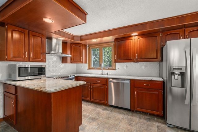 2035 Parker St, Springfield, MA 01128