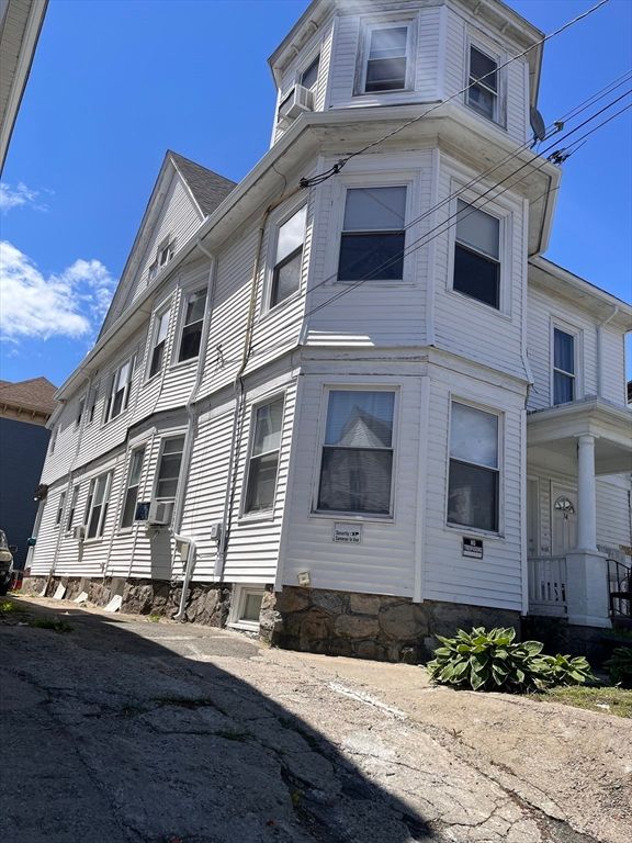 32 Avon 1, Lawrence, MA 01841