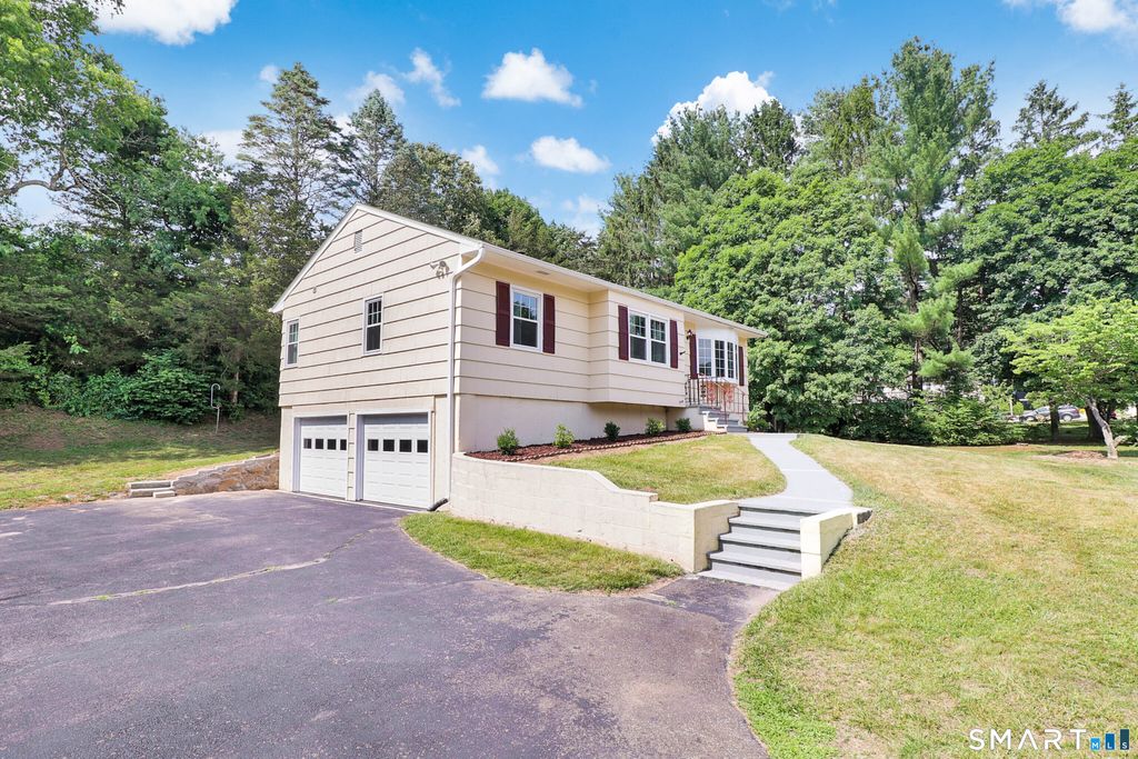 4 Cherry Heights Terrace, Newtown, CT 06482