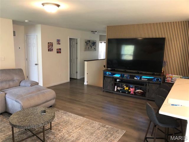 805 Valley Pine Drive, Fenton, MO 63026