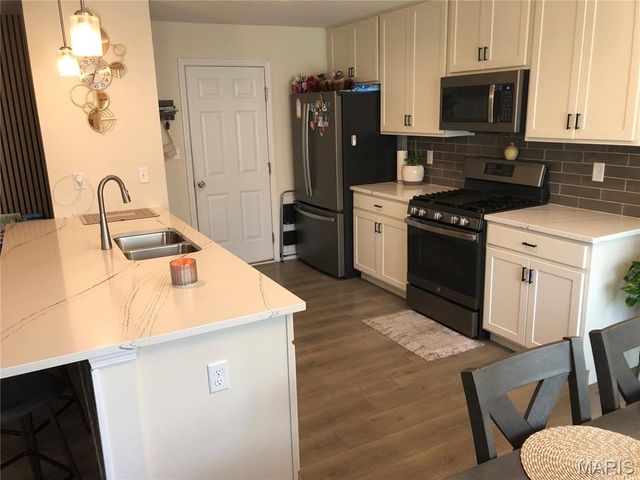 805 Valley Pine Drive, Fenton, MO 63026
