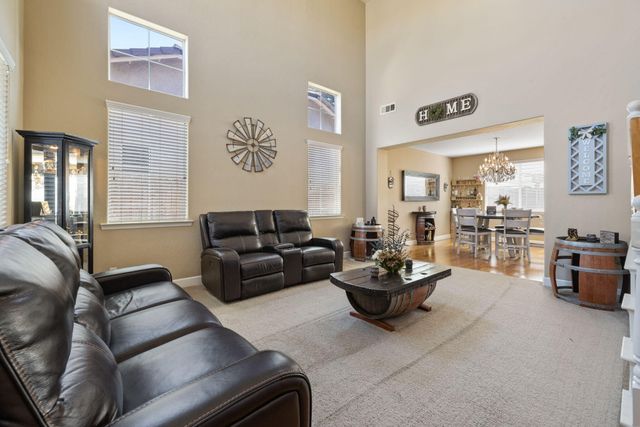 303 E Elkhorn Avenue, Visalia, CA 93277