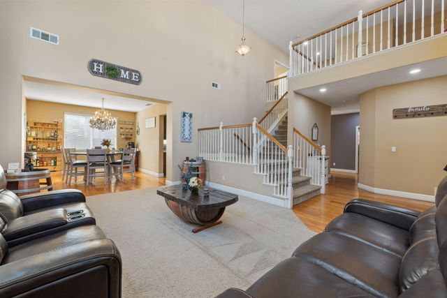 303 E Elkhorn Avenue, Visalia, CA 93277