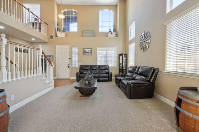 303 E Elkhorn Avenue, Visalia, CA 93277