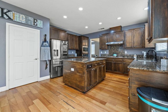 303 E Elkhorn Avenue, Visalia, CA 93277