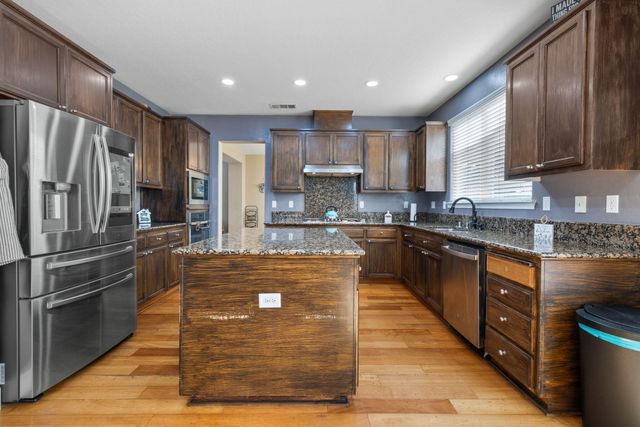 303 E Elkhorn Avenue, Visalia, CA 93277