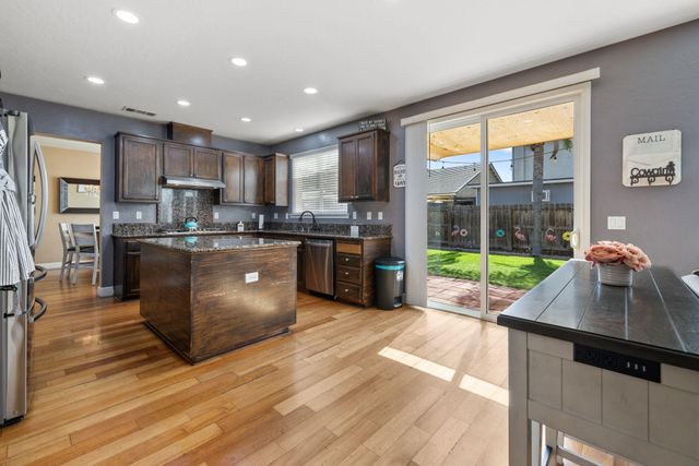 303 E Elkhorn Avenue, Visalia, CA 93277