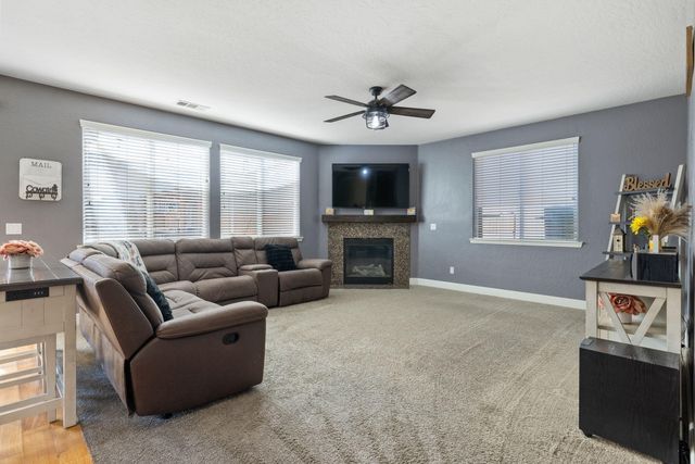 303 E Elkhorn Avenue, Visalia, CA 93277