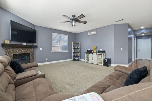 303 E Elkhorn Avenue, Visalia, CA 93277