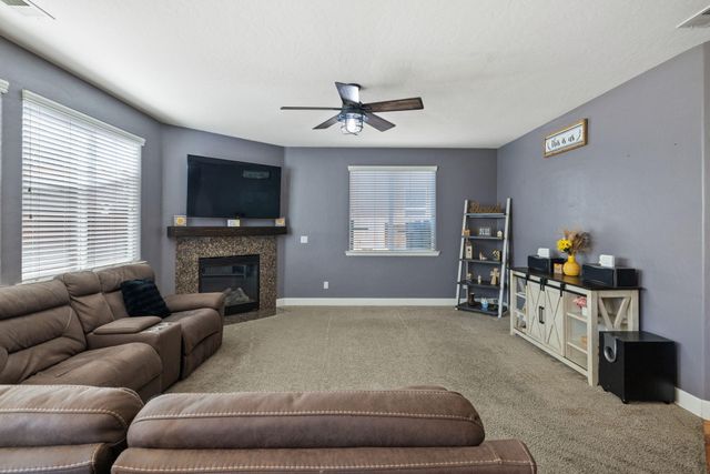 303 E Elkhorn Avenue, Visalia, CA 93277