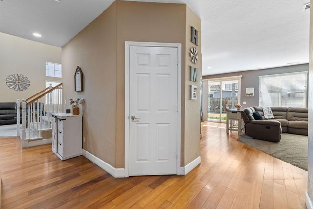 303 E Elkhorn Avenue, Visalia, CA 93277