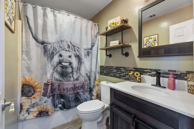 303 E Elkhorn Avenue, Visalia, CA 93277