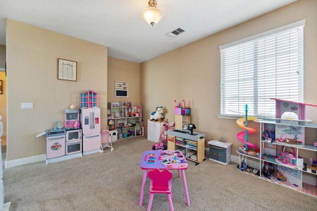 303 E Elkhorn Avenue, Visalia, CA 93277