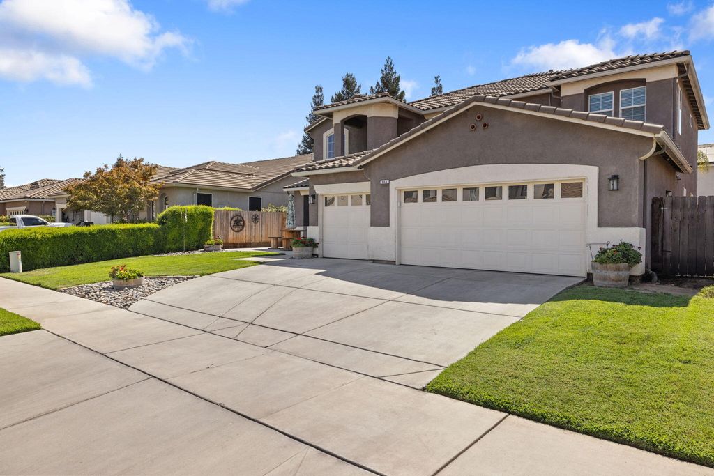 303 E Elkhorn Avenue, Visalia, CA 93277