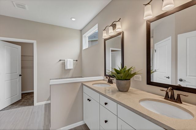 2798 Spring Circle South, Lindenhurst, IL 60046