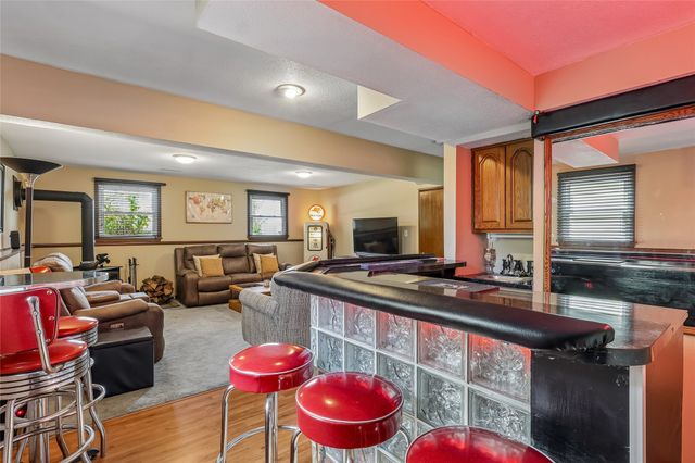 108 E Leach Avenue, Des Moines, IA 50315