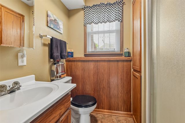 108 E Leach Avenue, Des Moines, IA 50315