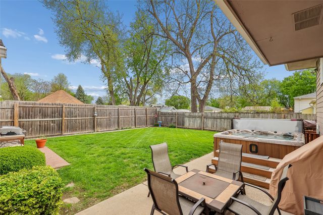 108 E Leach Avenue, Des Moines, IA 50315