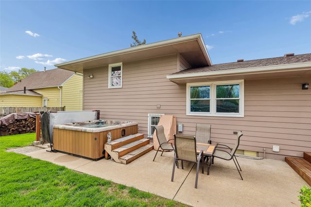 108 E Leach Avenue, Des Moines, IA 50315