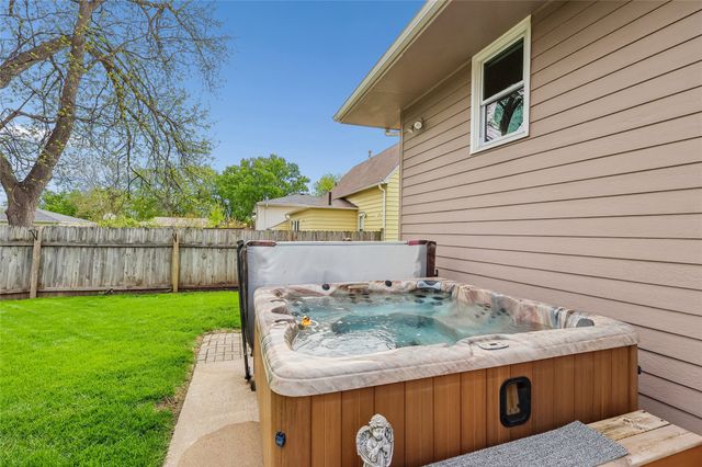 108 E Leach Avenue, Des Moines, IA 50315