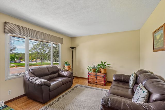 108 E Leach Avenue, Des Moines, IA 50315
