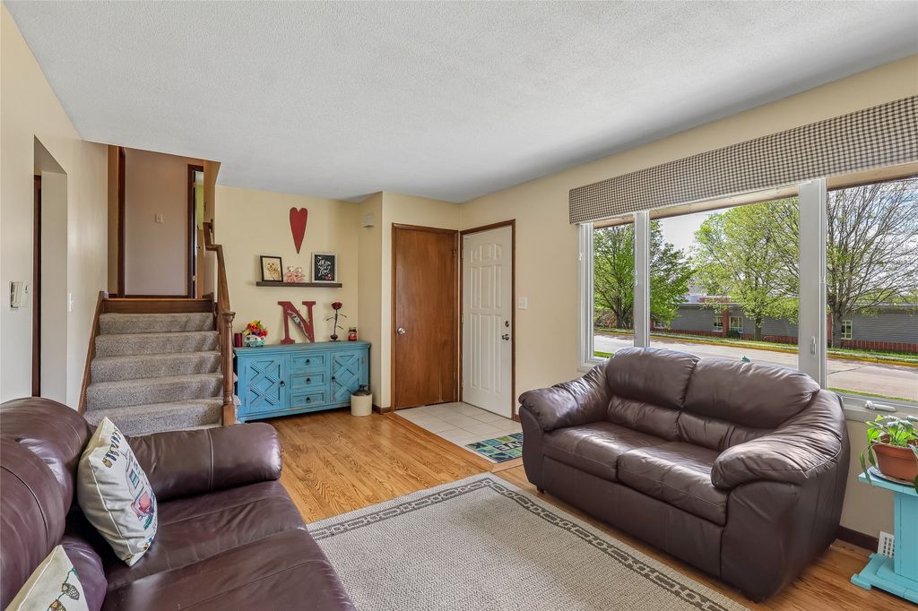108 E Leach Avenue, Des Moines, IA 50315