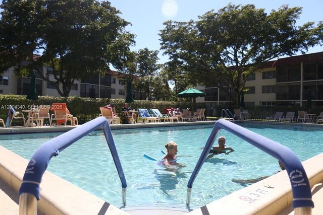 8962 S Hollybrook Blvd 202, Pembroke Pines, FL 33025