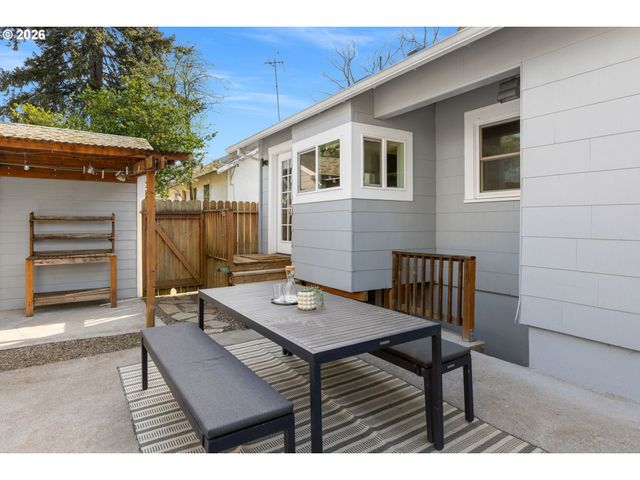 7236 N FENWICK Ave, Portland, OR 97217