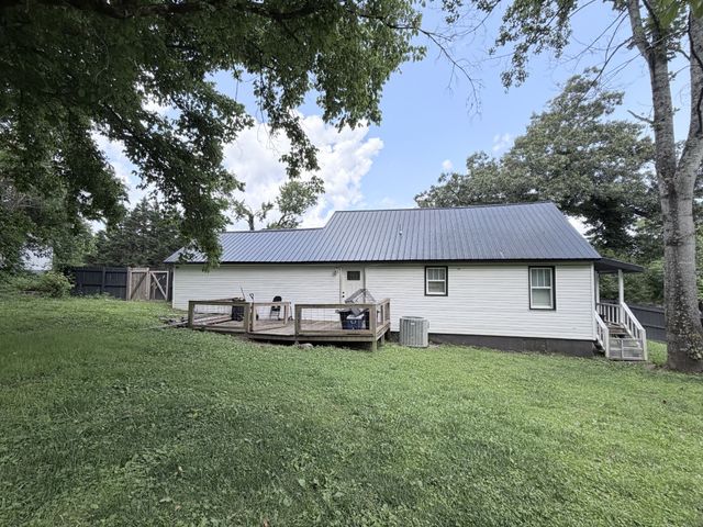 215 St Clair St, Tracy City, TN 37387