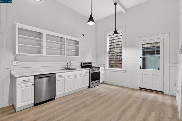 725 Loring Ave, Crockett, CA 94525