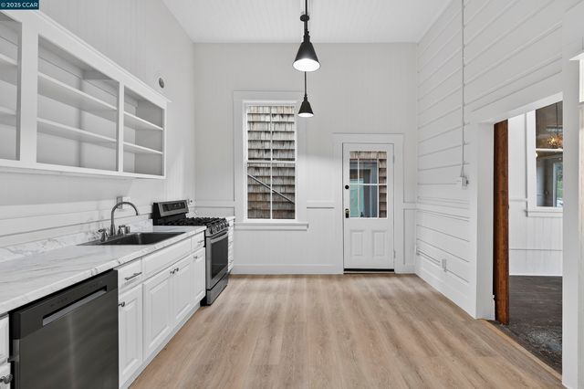 725 Loring Ave, Crockett, CA 94525