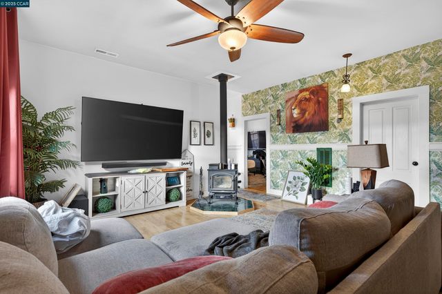 725 Loring Ave, Crockett, CA 94525