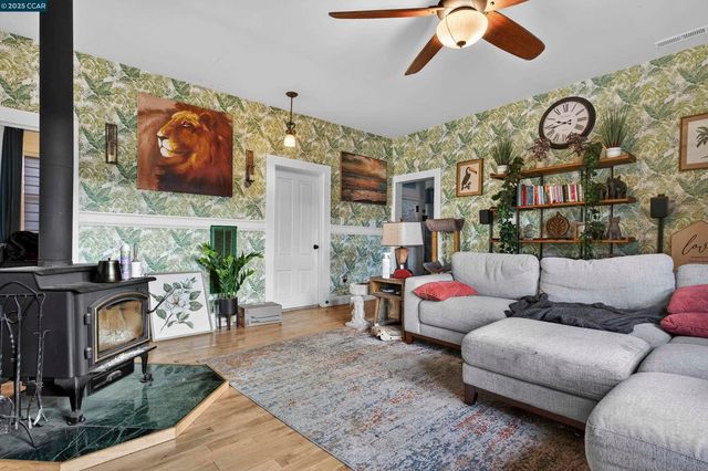 725 Loring Ave, Crockett, CA 94525