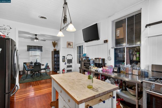 725 Loring Ave, Crockett, CA 94525