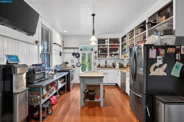 725 Loring Ave, Crockett, CA 94525