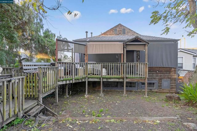 725 Loring Ave, Crockett, CA 94525