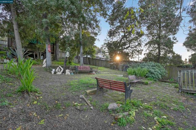 725 Loring Ave, Crockett, CA 94525