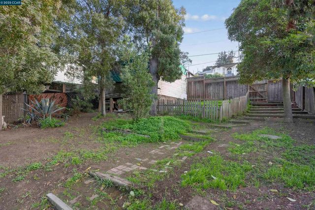 725 Loring Ave, Crockett, CA 94525