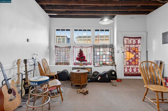 725 Loring Ave, Crockett, CA 94525