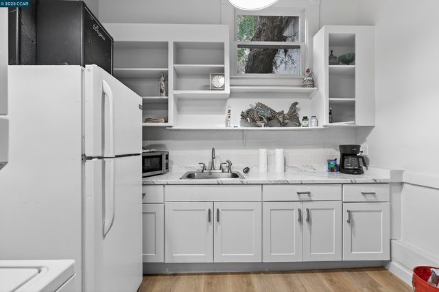 725 Loring Ave, Crockett, CA 94525