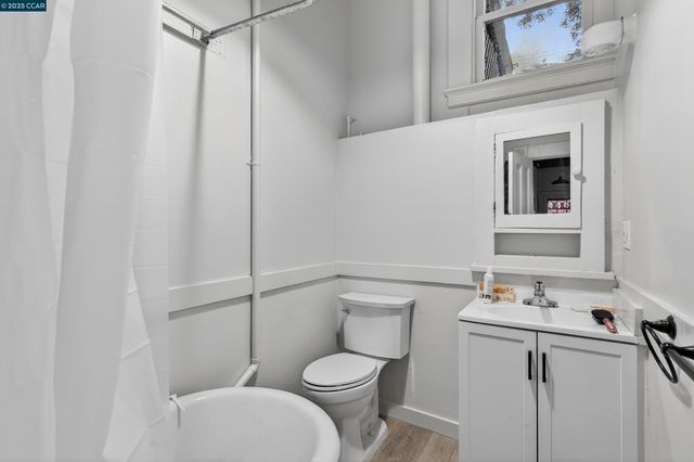 725 Loring Ave, Crockett, CA 94525