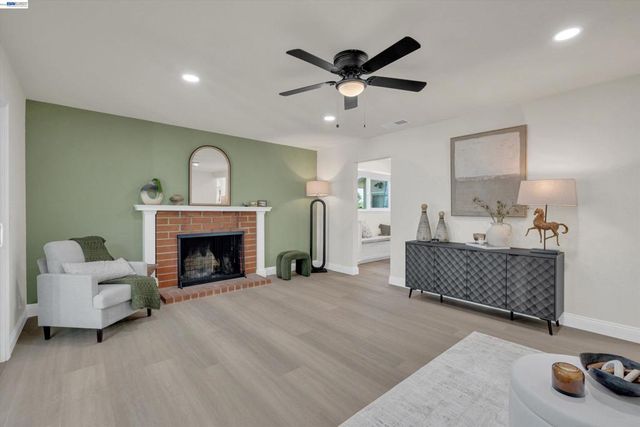 327 Kingston Ave, Martinez, CA 94553