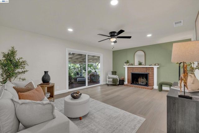 327 Kingston Ave, Martinez, CA 94553