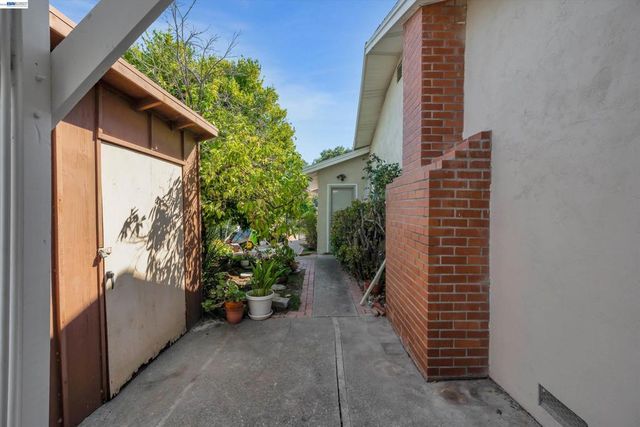 327 Kingston Ave, Martinez, CA 94553