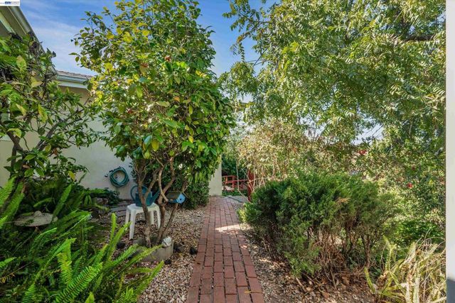 327 Kingston Ave, Martinez, CA 94553