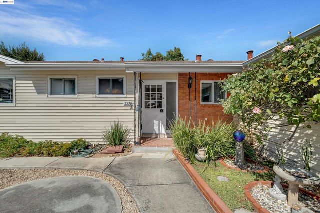 327 Kingston Ave, Martinez, CA 94553