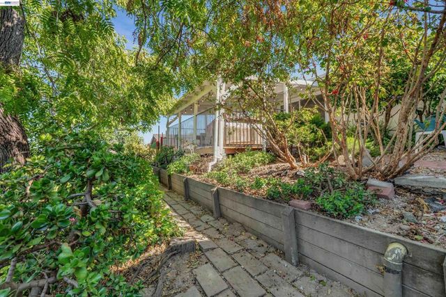 327 Kingston Ave, Martinez, CA 94553