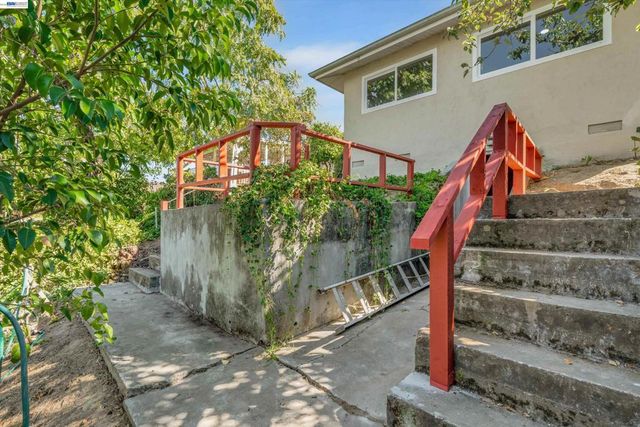 327 Kingston Ave, Martinez, CA 94553